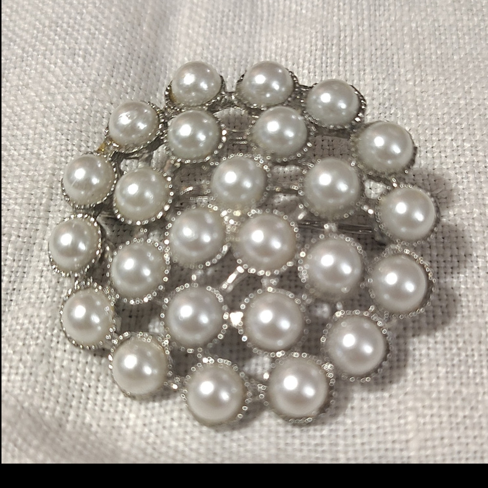 Vintage Silver Tone Pearl Cluster Brooch 1.5in Round Flower Fashion Pin